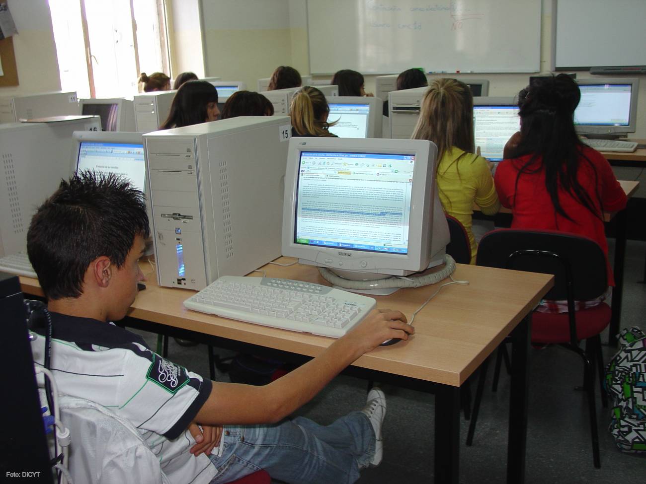  Adolescentes en clase. 