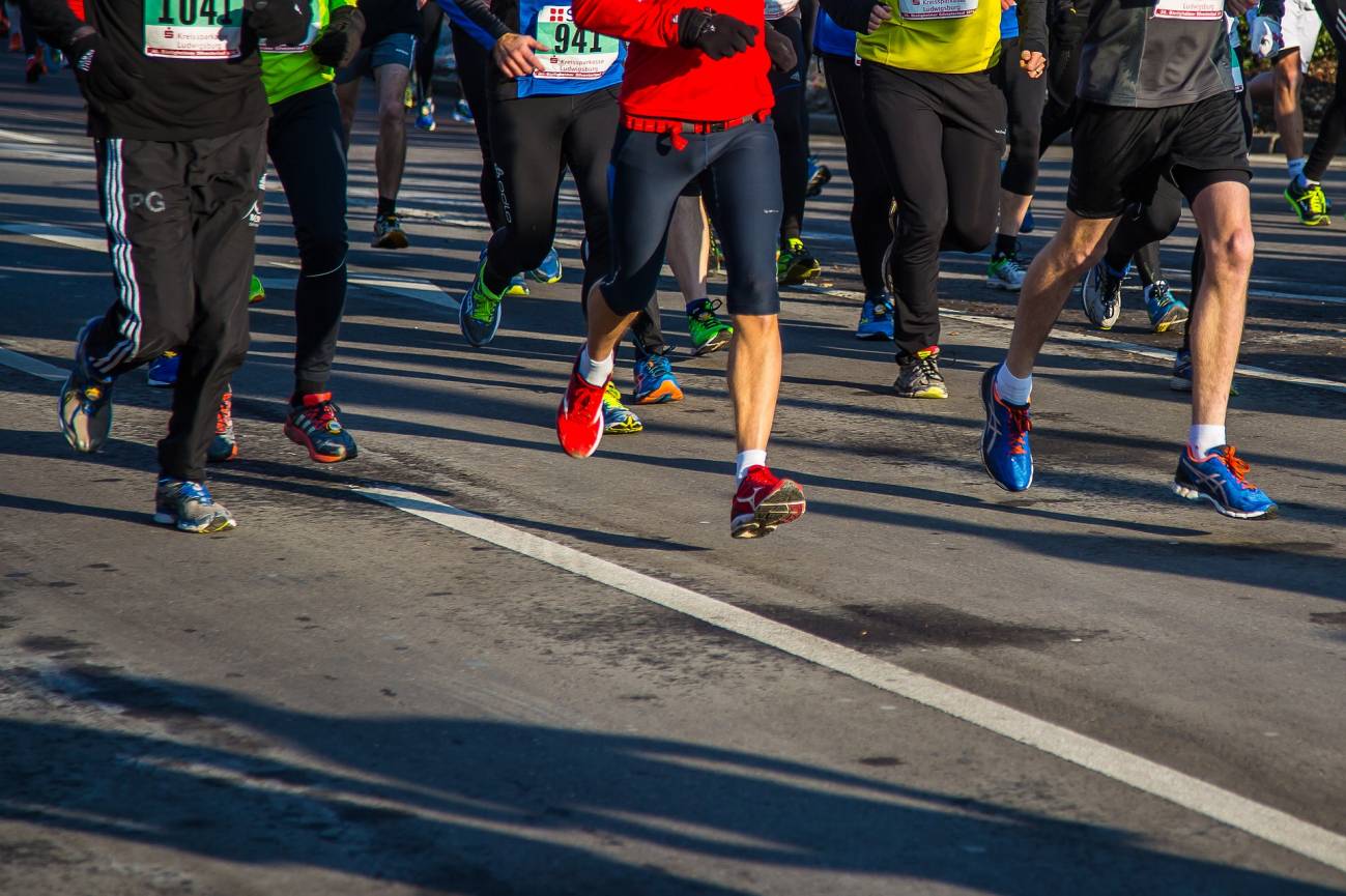 Los atletas de media maratón corren de manera similar aunque tengan distinto nivel