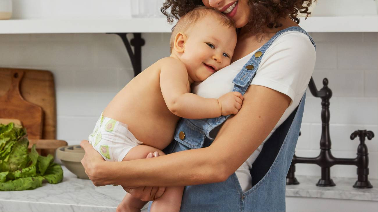 Padres abrazan su bebe