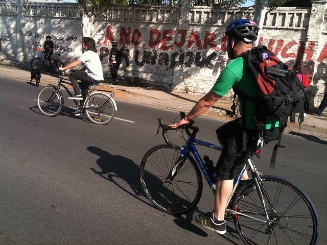 dos ciclistas varones por la carretera
