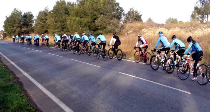 Los conductores respetan más a un pelotón que a un ciclista en solitario