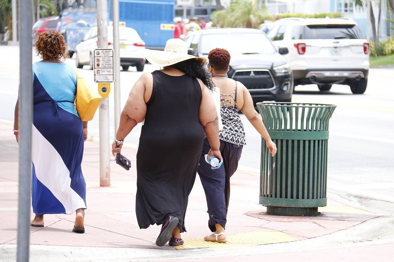 señoras caminando por la calle