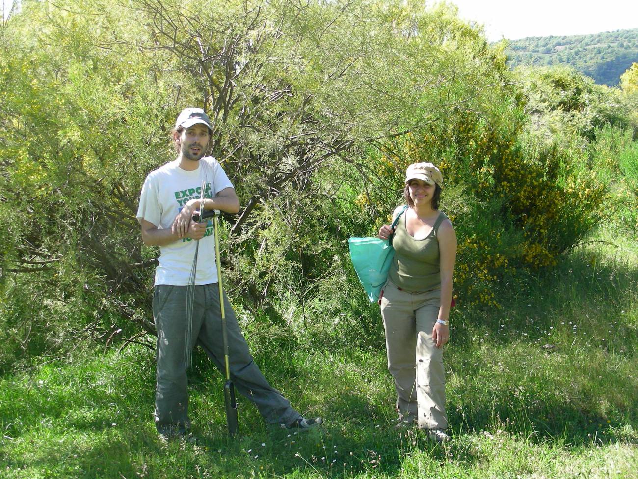 Josu González, junto a otra investigadora en una salida de campo