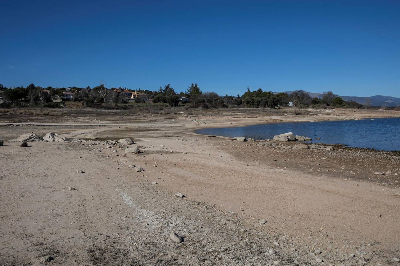 El embalse de Valmayor, en Madrid, medio vacío