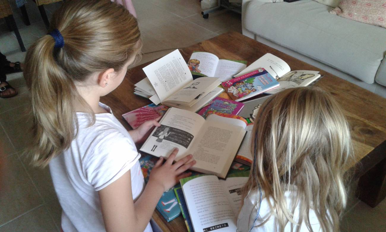 Imagen de escolares leyendo / Fundación Descubre