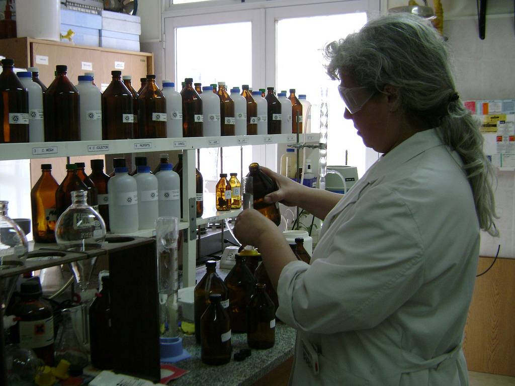 Investigadora trabajando en un laboratorio