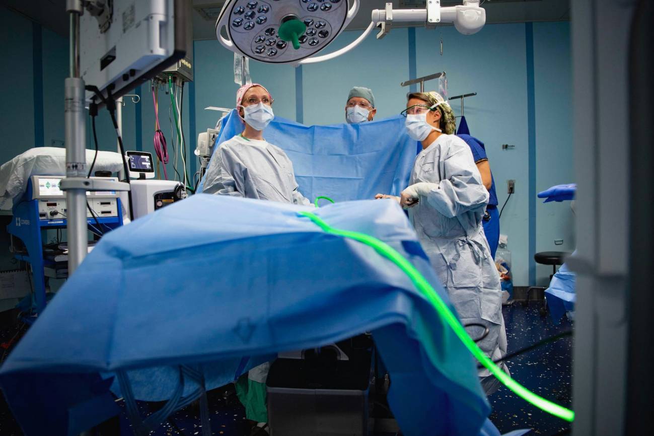 Los españoles visitan más al médico y consumen más medicamentos que los migrantes