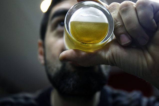 Hombre bebiendo cerveza