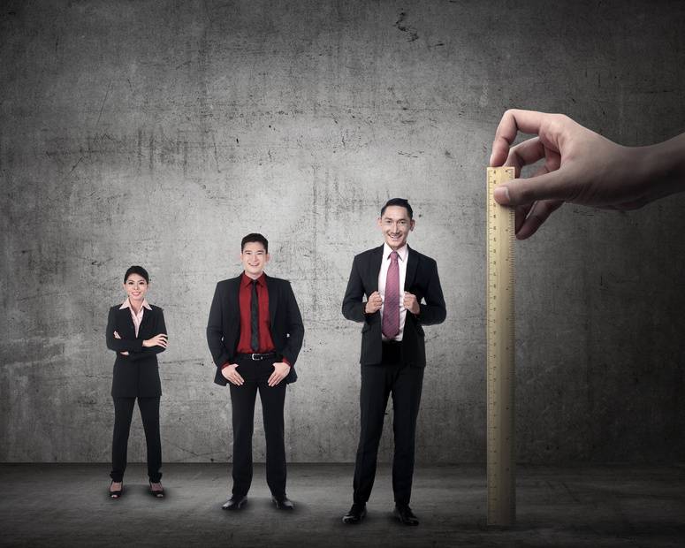 Si un hombre es 7,5 cm más bajo –por ninguna otra causa además de su genética–, esto se atribuye a un ingreso de 1.500 libras menos por año que su homólogo más alto. / Fotolia