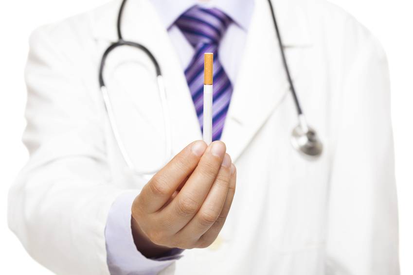 Los resultados muestran que la cifra de médicos fumadores es del 28%, por debajo del 34,5% de la población general. / Fotolia