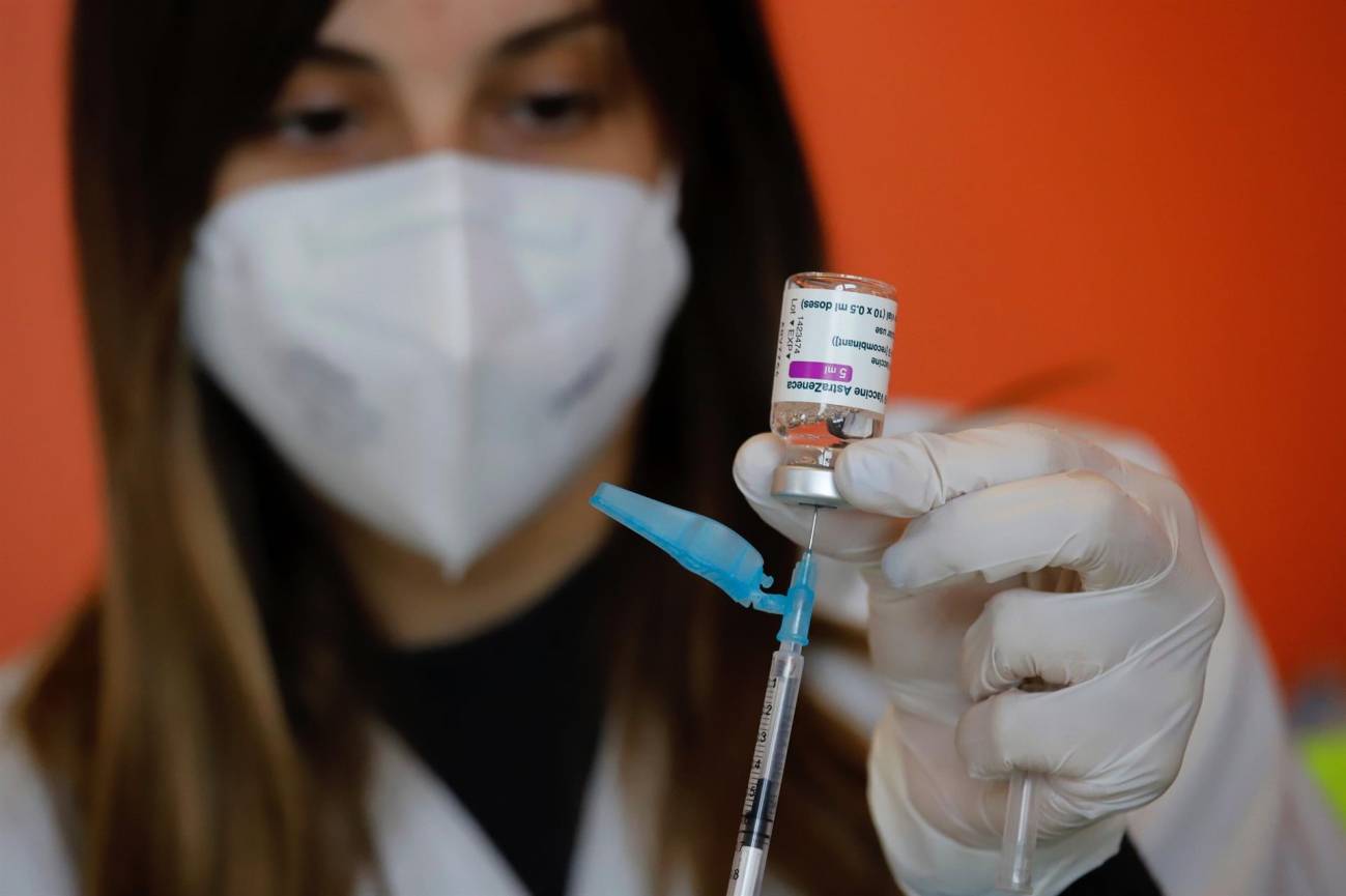 Los menores de 60 pueden repetir con AstraZeneca si firman un consentimiento