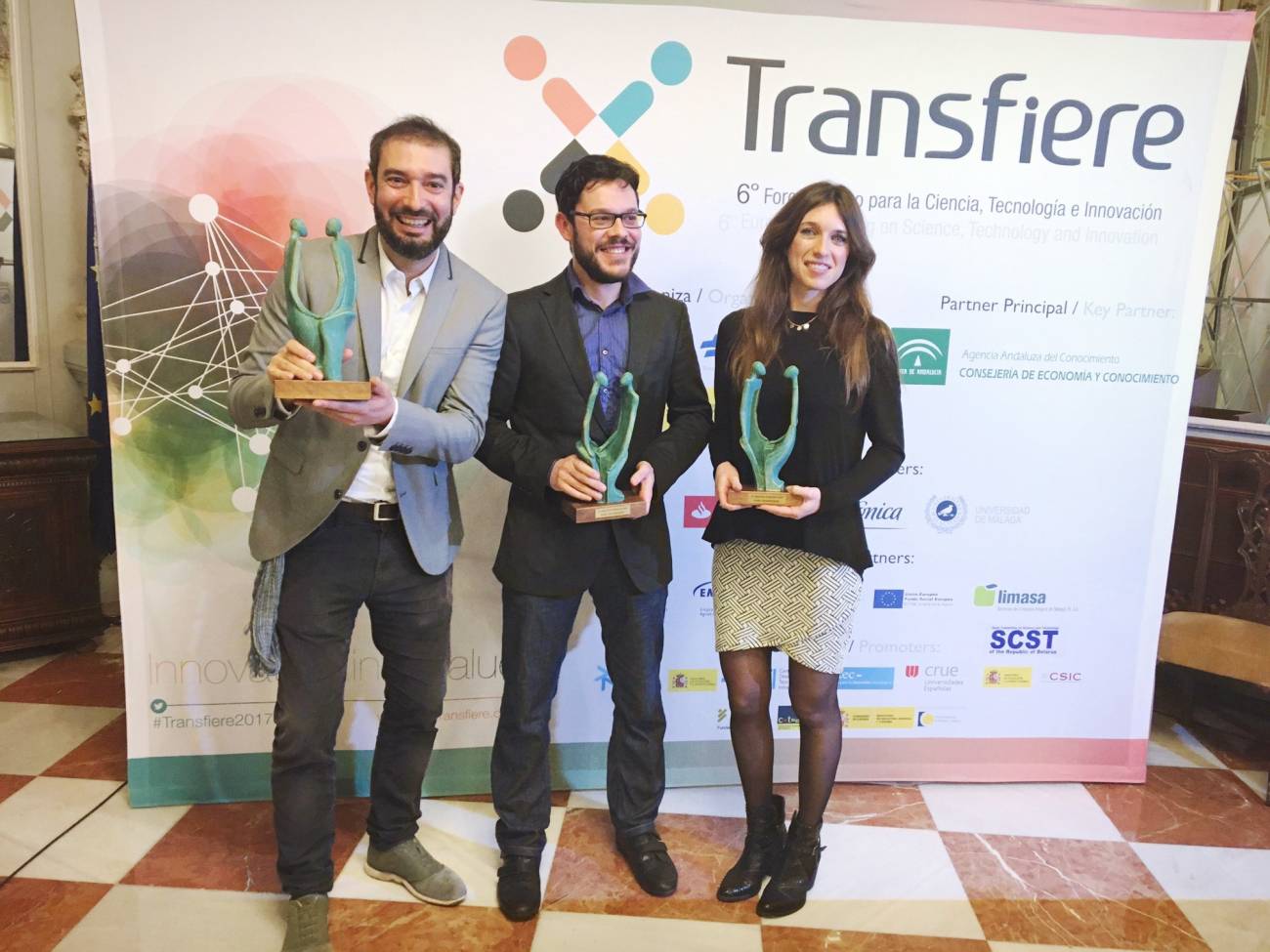Los periodistas de Sinc Adeline Marcos y Jesús Méndez, premios del Foro Transfiere