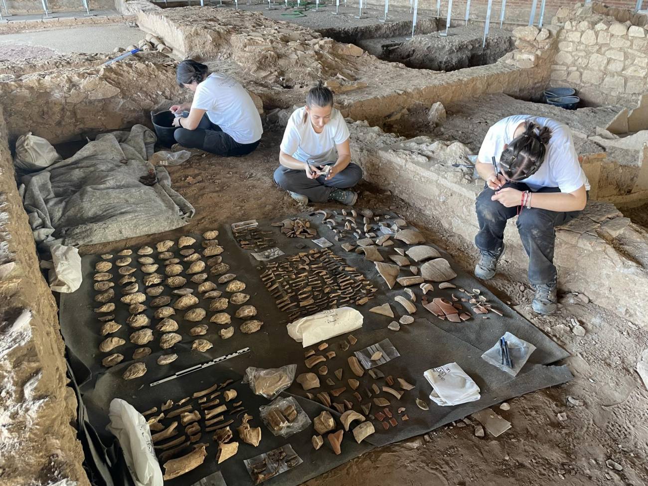 Arqueólogas trabajando en un yacimiento 