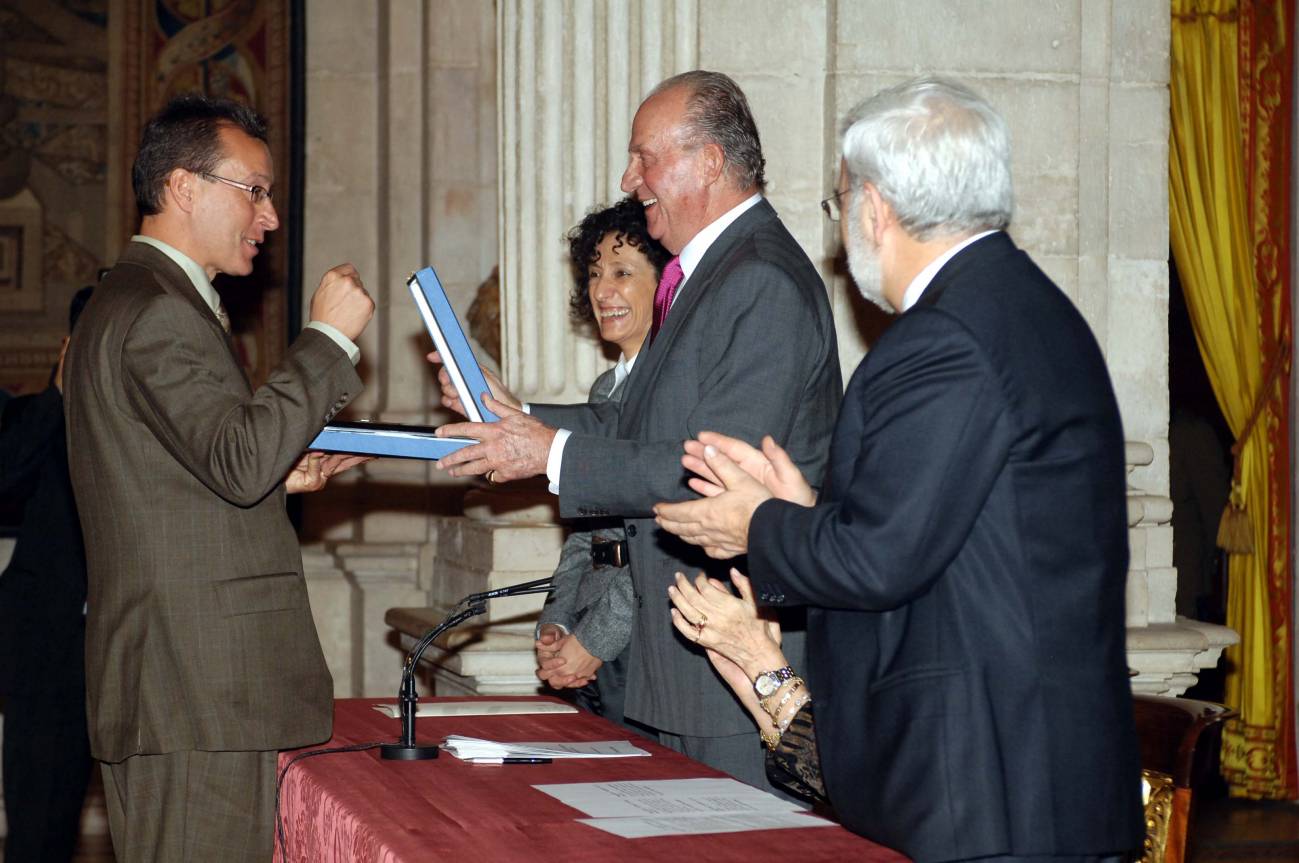 Rey entrega galardón