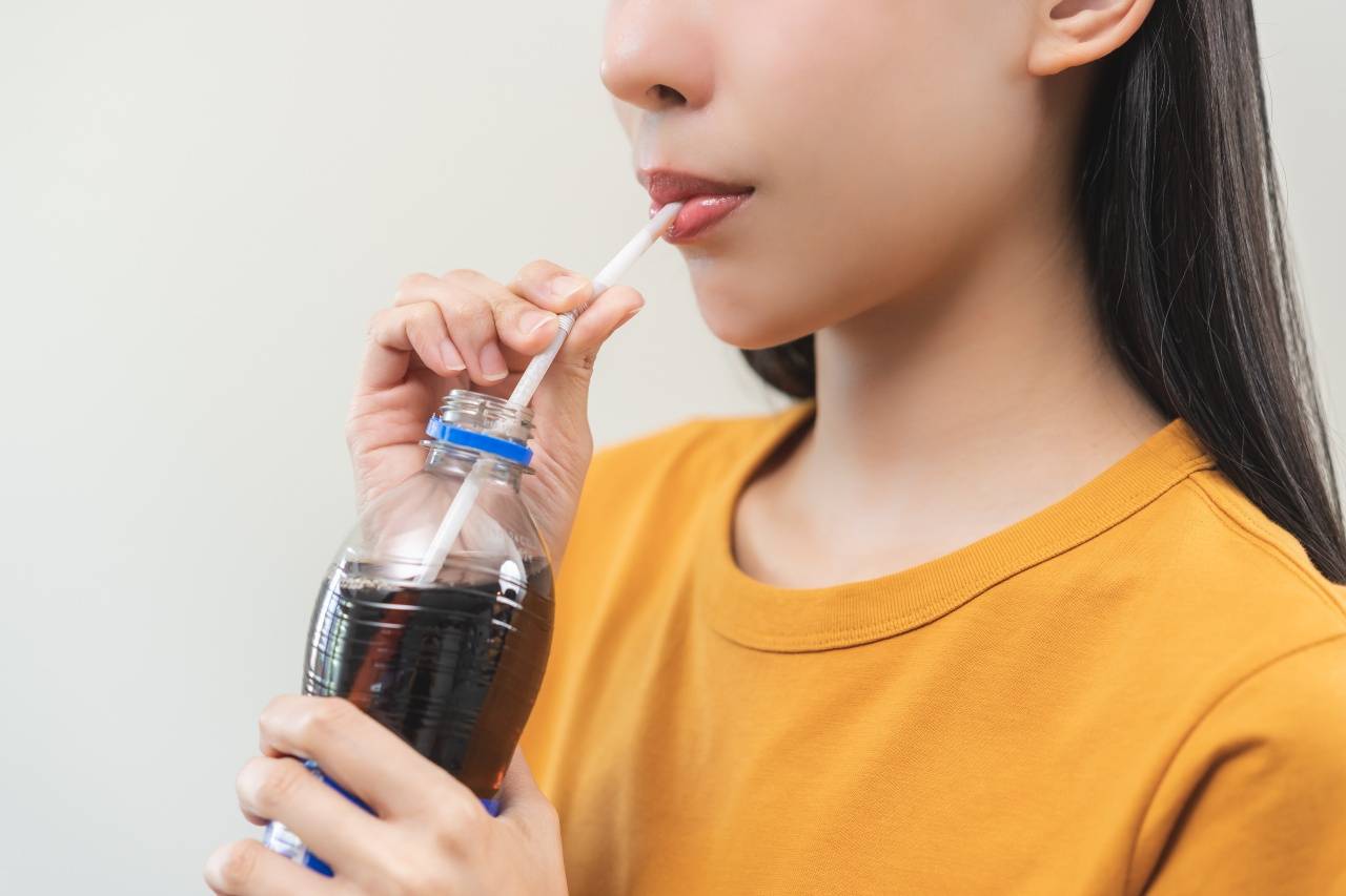 mujer bebiendo un refresco light