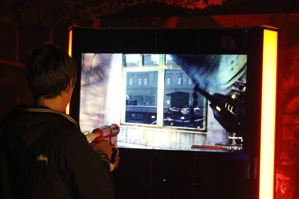 Un aficionado se divierte con un videojuego de acción. / PS3 Attitude