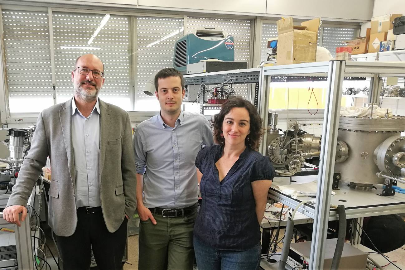 Javier Rodríguez, Joan Ràfols y Marta González en el laboratorio de la UAB