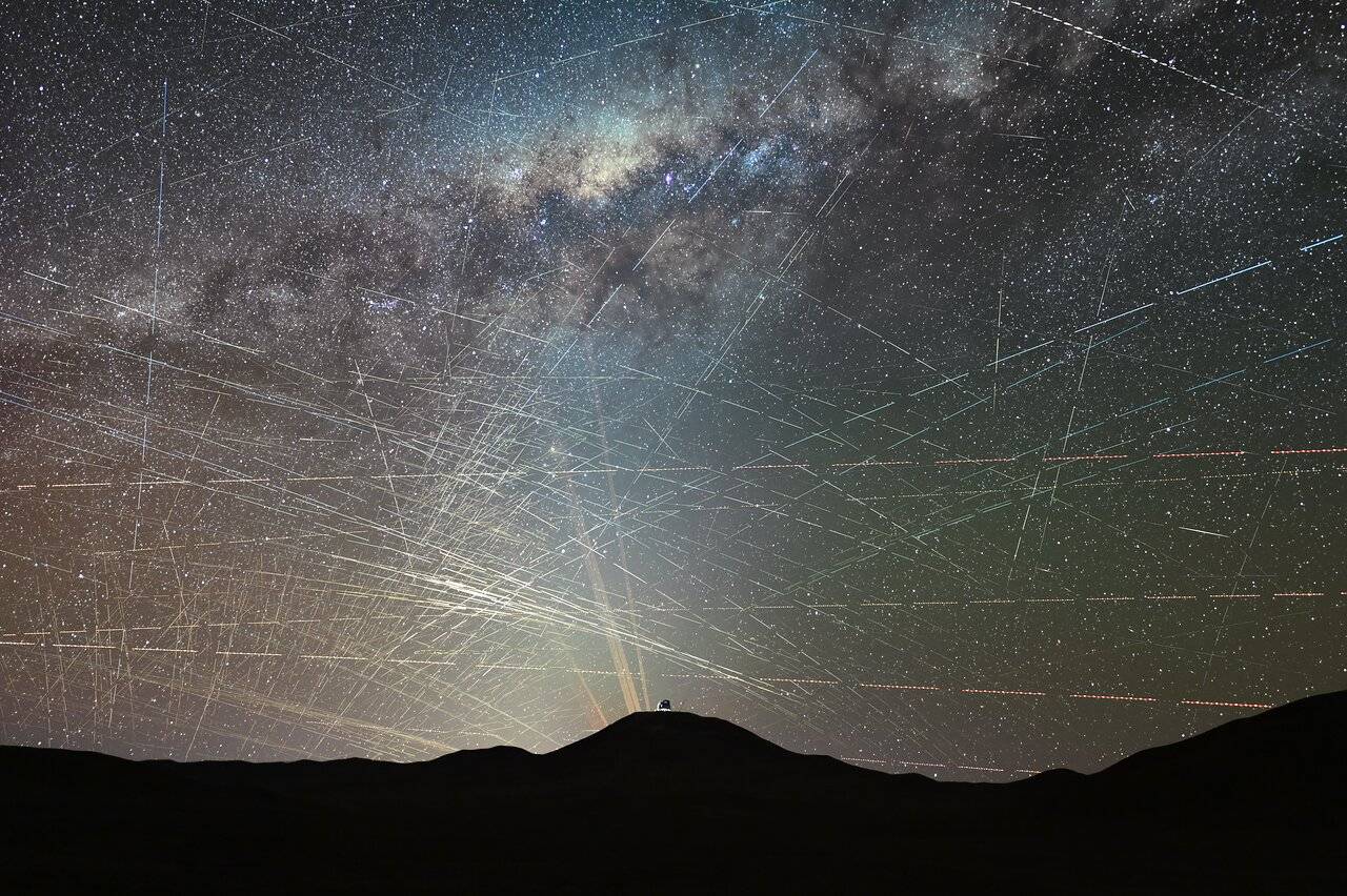 satélites y espejos amenazan el cielo nocturno
