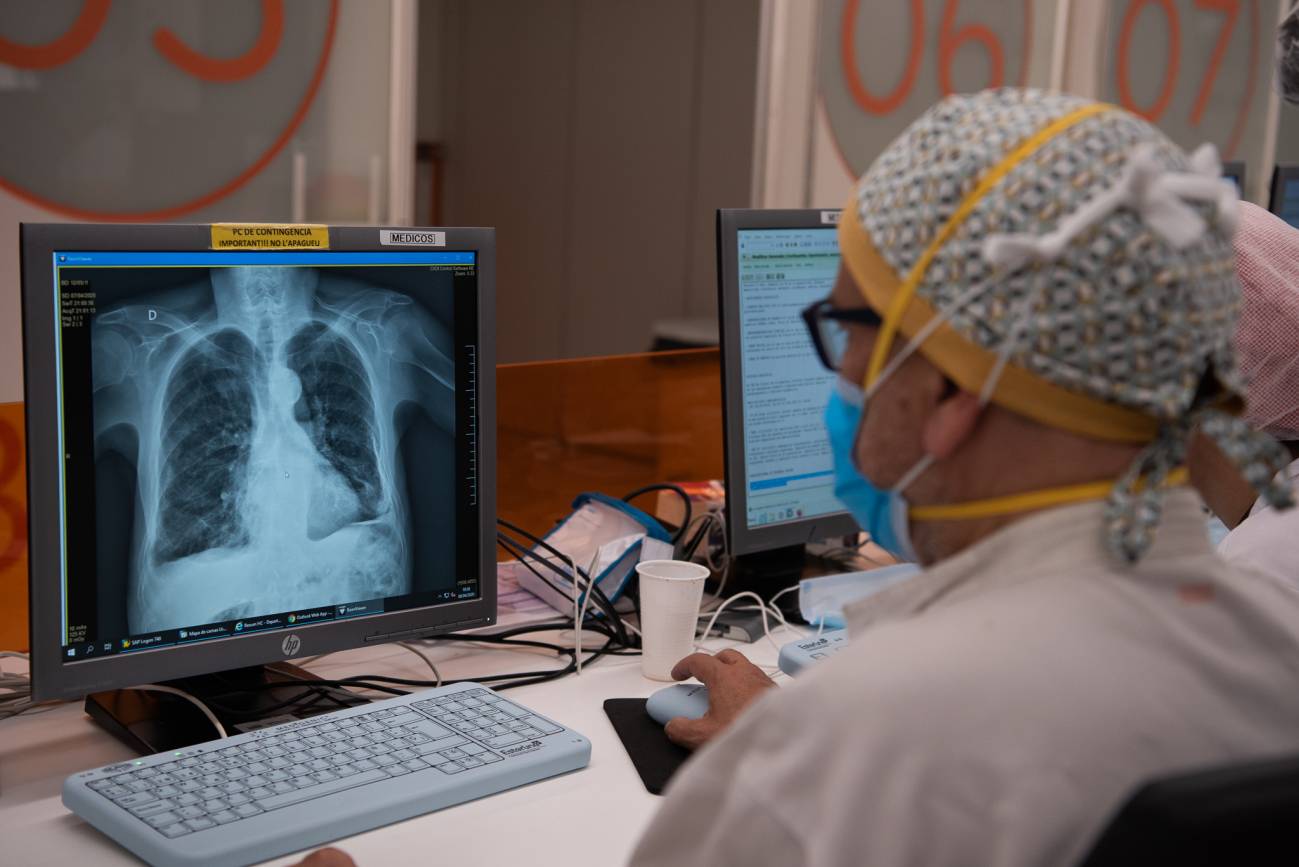 personal sanitario viendo una radiografía de pulmón