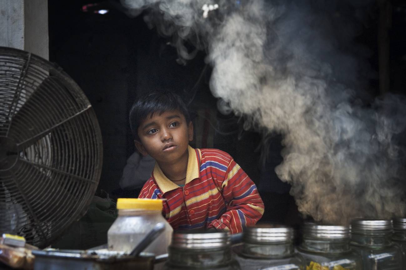 Niño en una zona con aire contaminado 