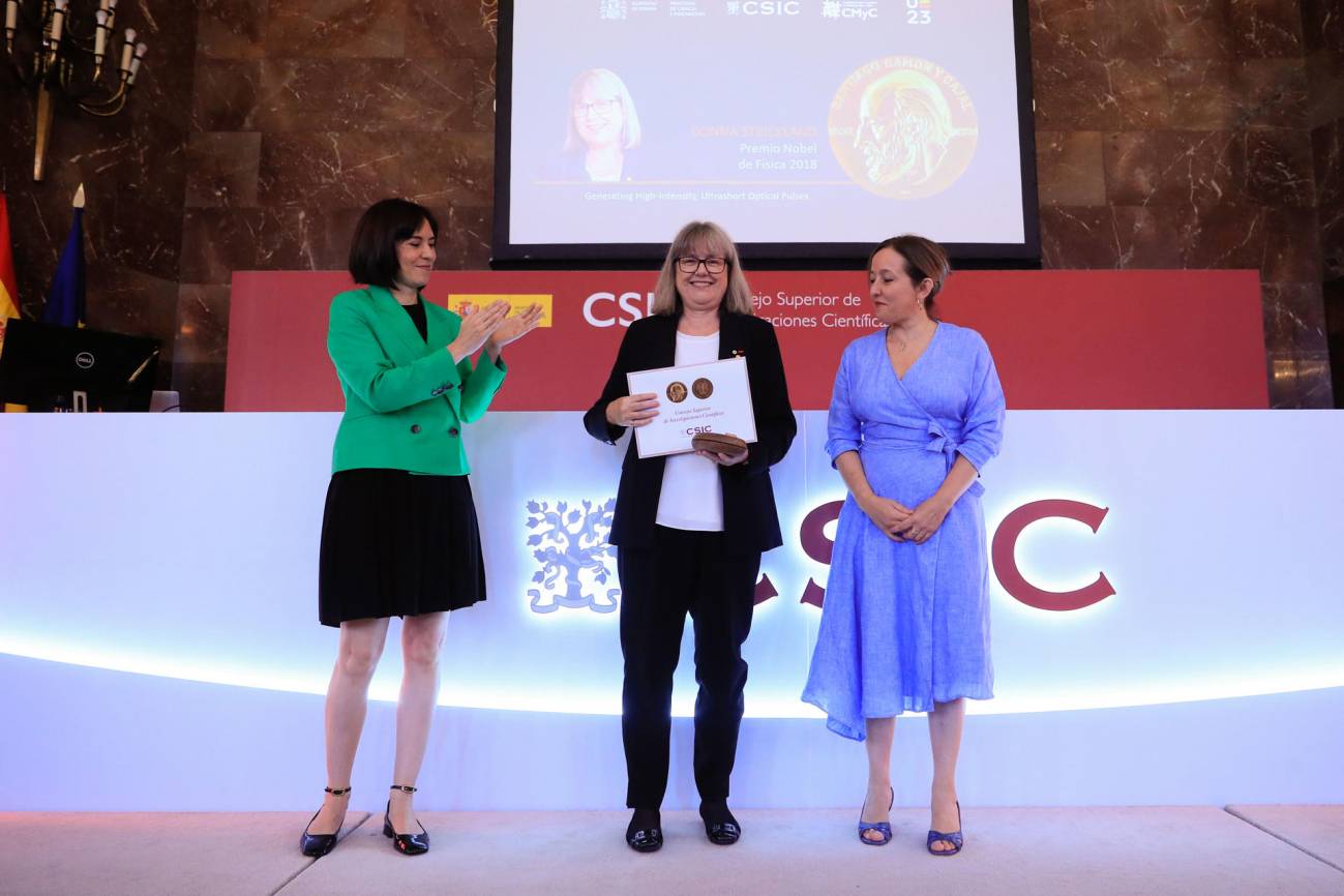 La Premio Nobel de Física en 2018, Donna Strickland, recibe la Medalla de Oro del CSIC