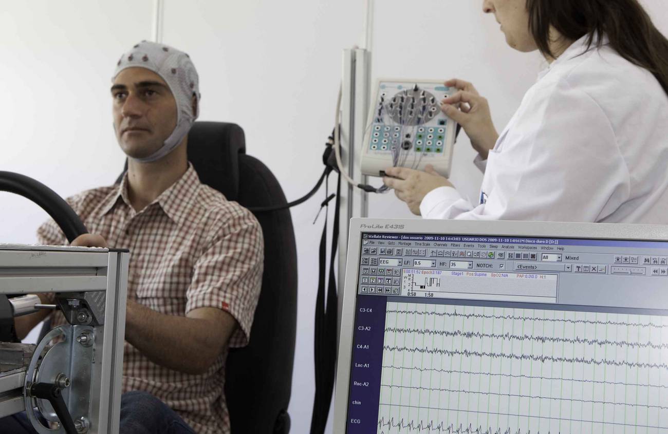 Prueba de conducta de un usuario al volante en un simulador de automoción del Instituto de Biomecánica.