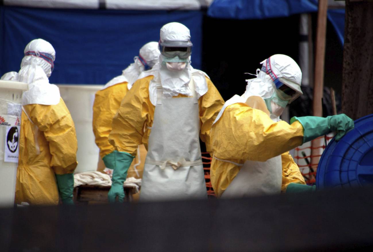 Miles de trabajadores sanitarios podrán probar en 2015 una vacuna contra el ébola 