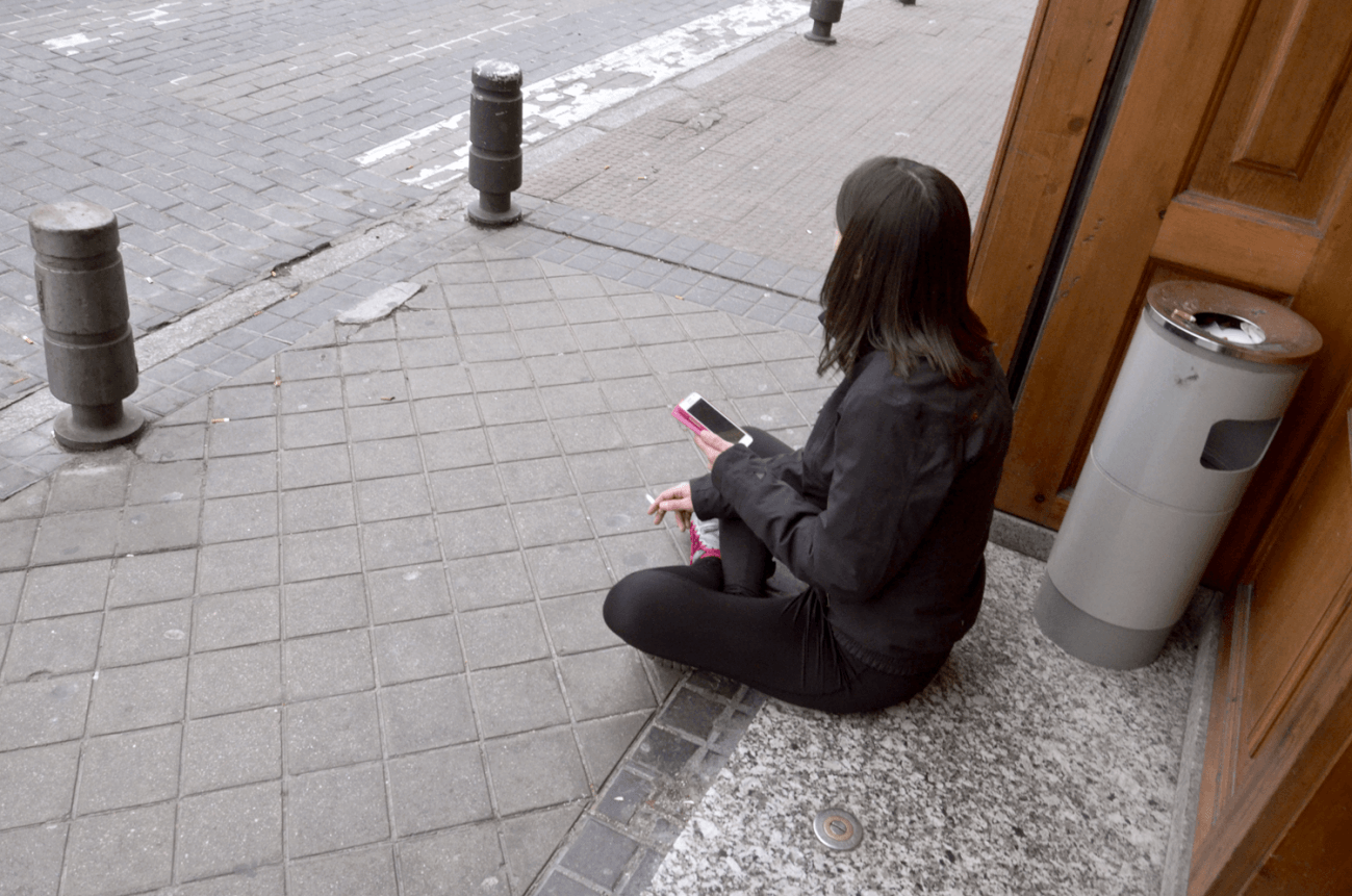 Mujer joven y de bajo nivel educativo, la más fumadora