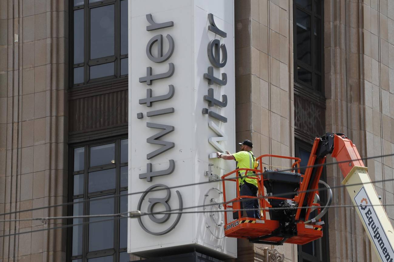 Musk cambia el icónico logo del pájaro de Twitter por una X para que sea “algo más que una red social”