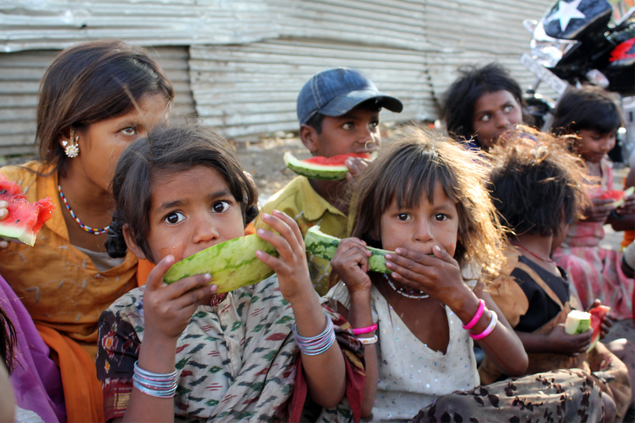 Niños comiendo en la calle