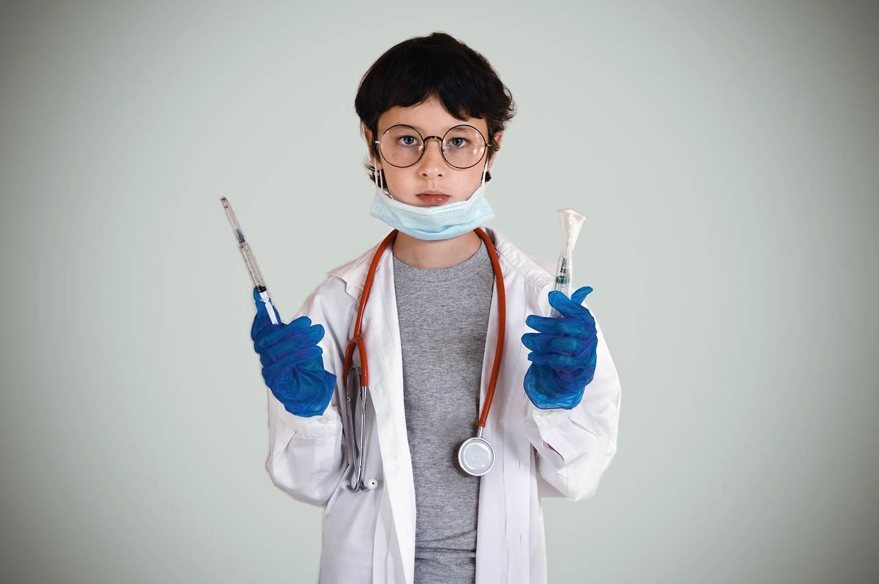 niños vestido de médico con mascarilla