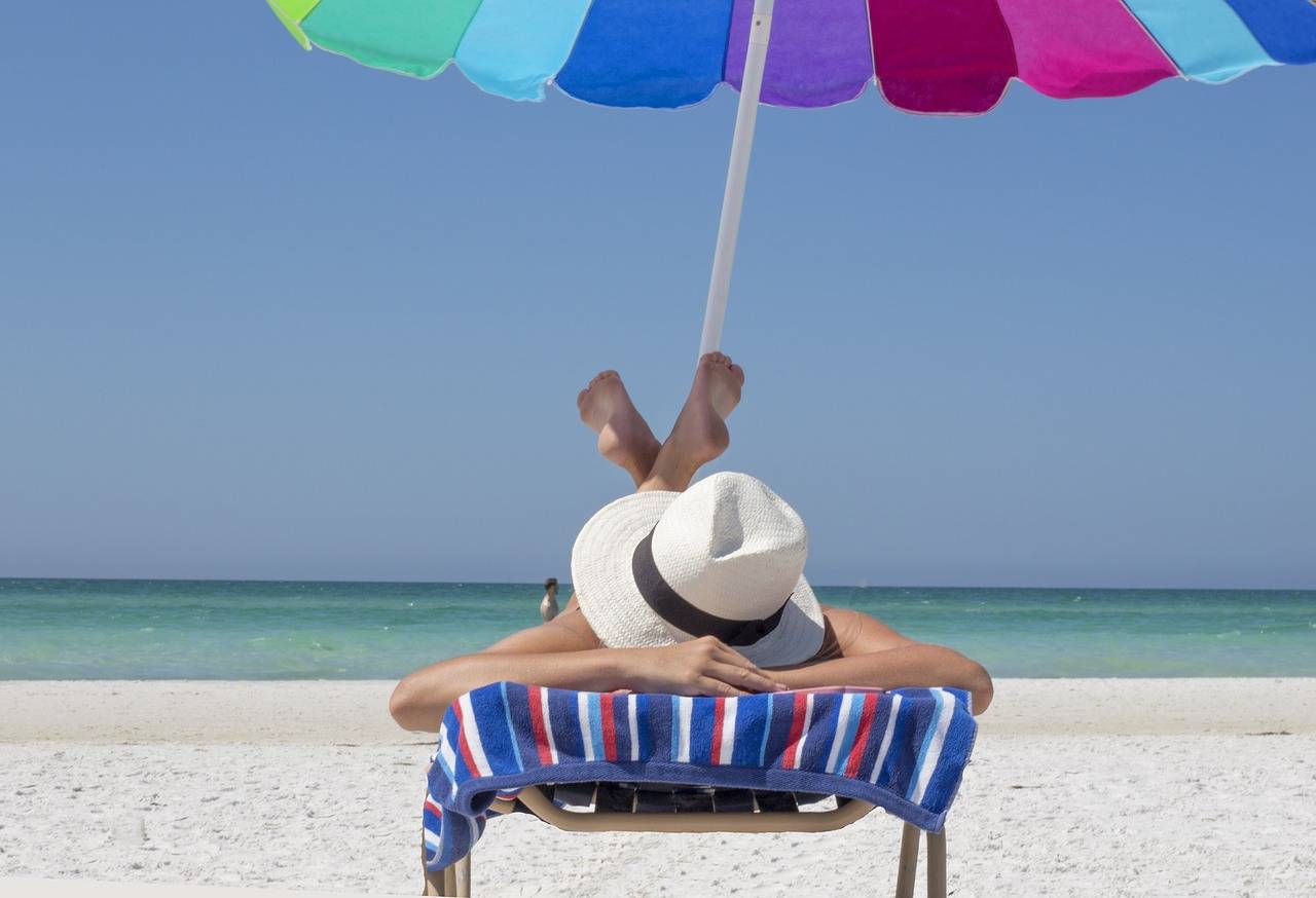mujer tomando el sol
