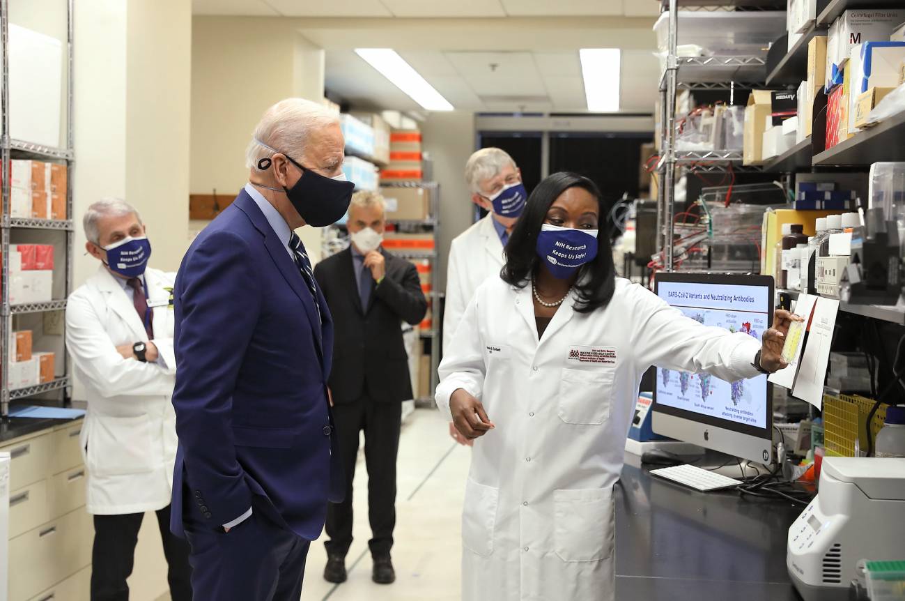 Visita Biden al centro de investigación en vacunas de los NIH