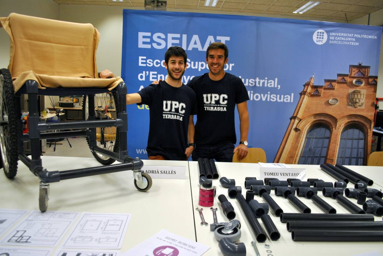 Los estudiantes Adrià Sallés y Bernat Vila, con la silla de ruedas 'DIY Wheelchair'.