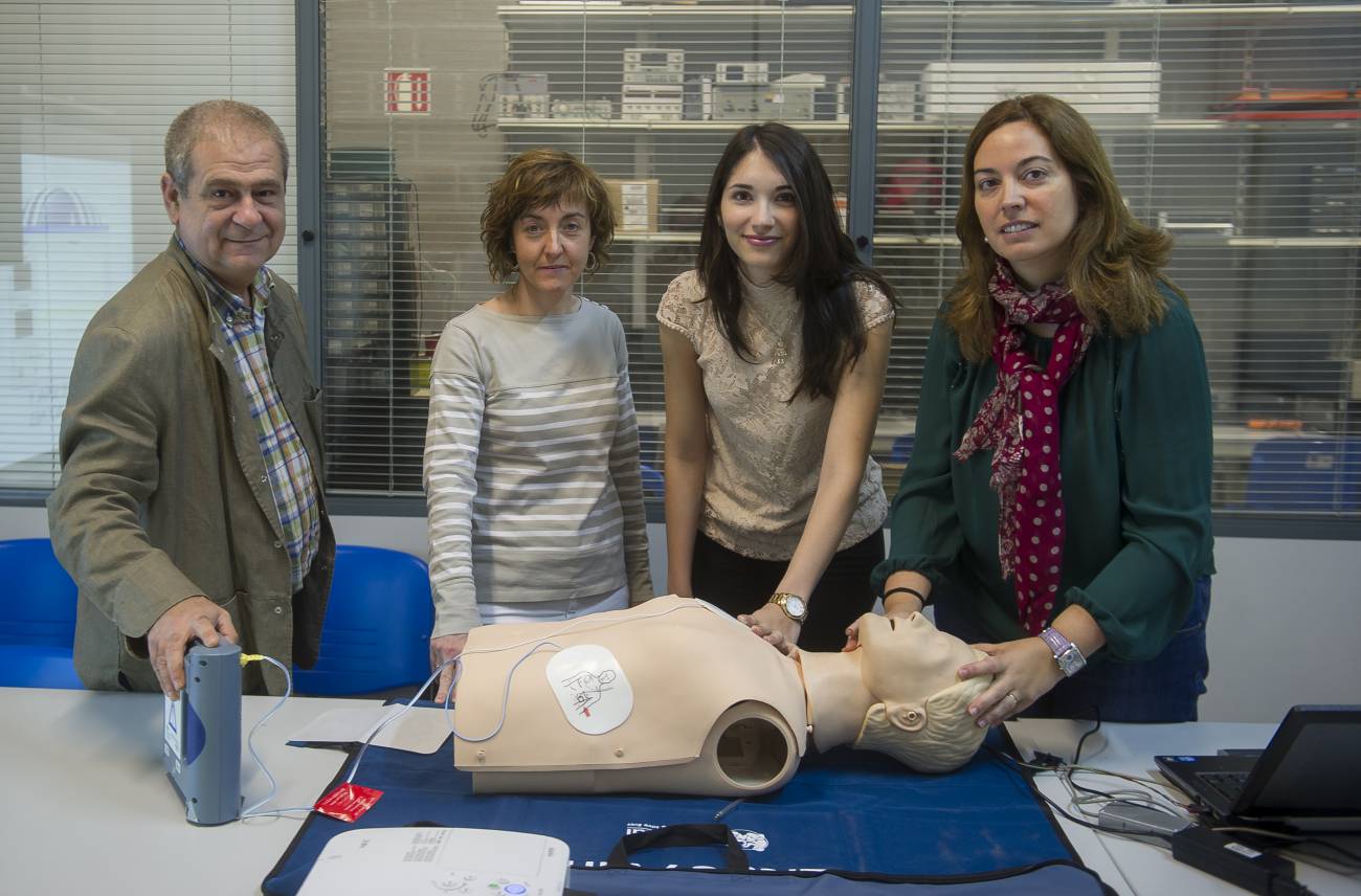 De izquierda a derecha, Jesús Ruiz Ojeda (catedrático de la UPV/EHU), Elisabete Aramendi Ecenarro, Digna María Gonzalez Otero, y Sofía Ruiz de Gauna Gutierrez