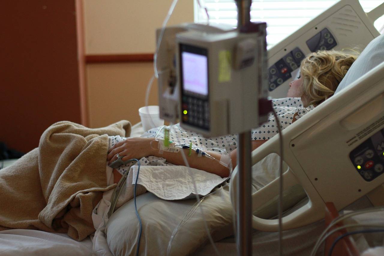 mujer en un hospital