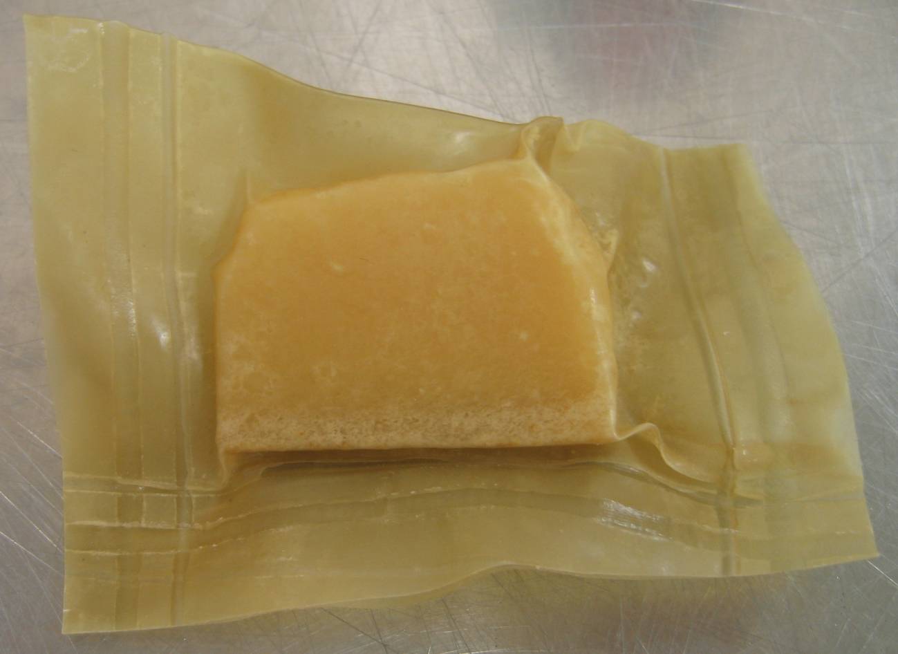 Queso envasado al vacío en envase activo