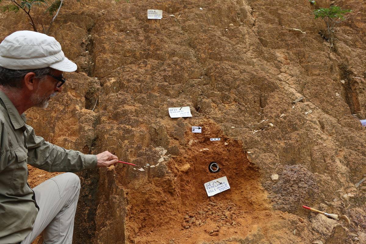 El investigador Antonio Rosas durante una de las expediciones antropológicas en Guinea Ecuatorial. /CSIC