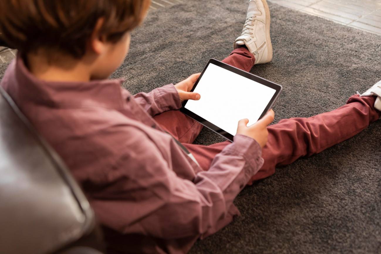 Pantallas para los niños en verano: la importancia de mantener las rutinas
