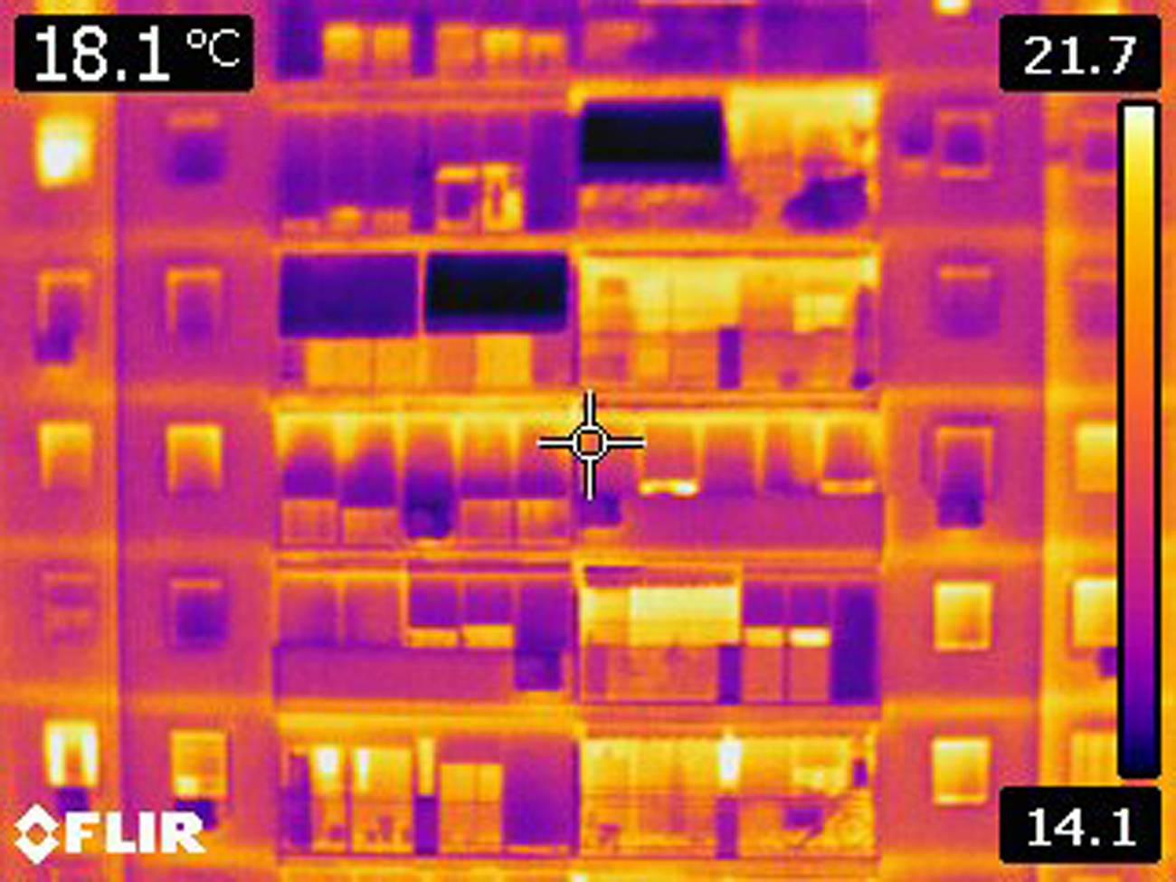 Termografía de un edificio donde se observan las líneas horizontales que forman los puentes térmicos que ocasionan los forjados.