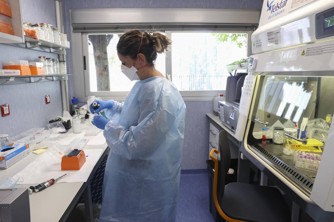 investigadora en el laboratorio