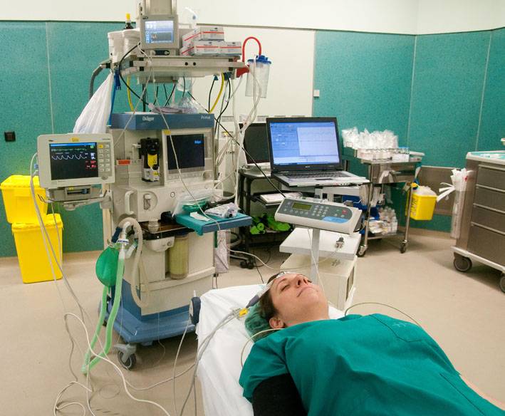 Presentan un sistema que regula la anestesia por ordenador