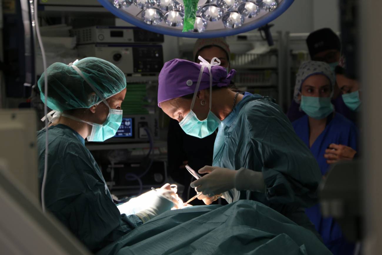 Vall d’Hebron realiza la primera cirugía pediátrica de Europa con un robot que opera a través de una sola incisión