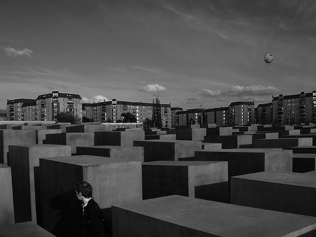 Recopilan, traducen y analizan a 500 autoras del Holocausto