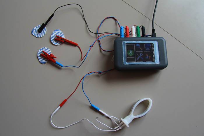 El dispositivo portátil de biofeedback registra la actividad muscular de la vagina y el abdomen mediante unos electrodos.