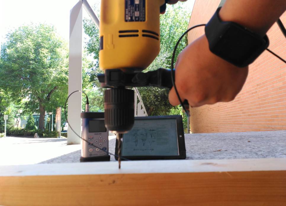 El potencial de un reloj inteligente para evaluar la vibración mano-brazo se evaluó en el laboratorio comparando un dispositivo de reloj inteligente con un vibrómetro de referencia.