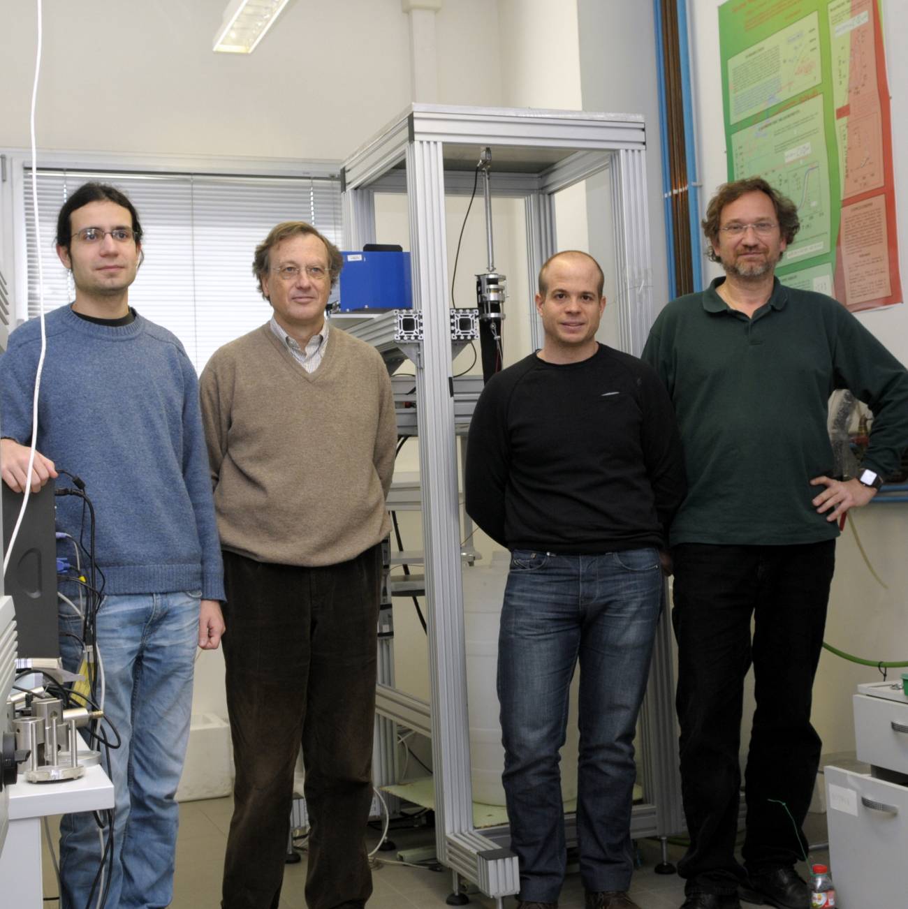 Investigadores de la UB junto al dispositivo utilizado en el estudio.