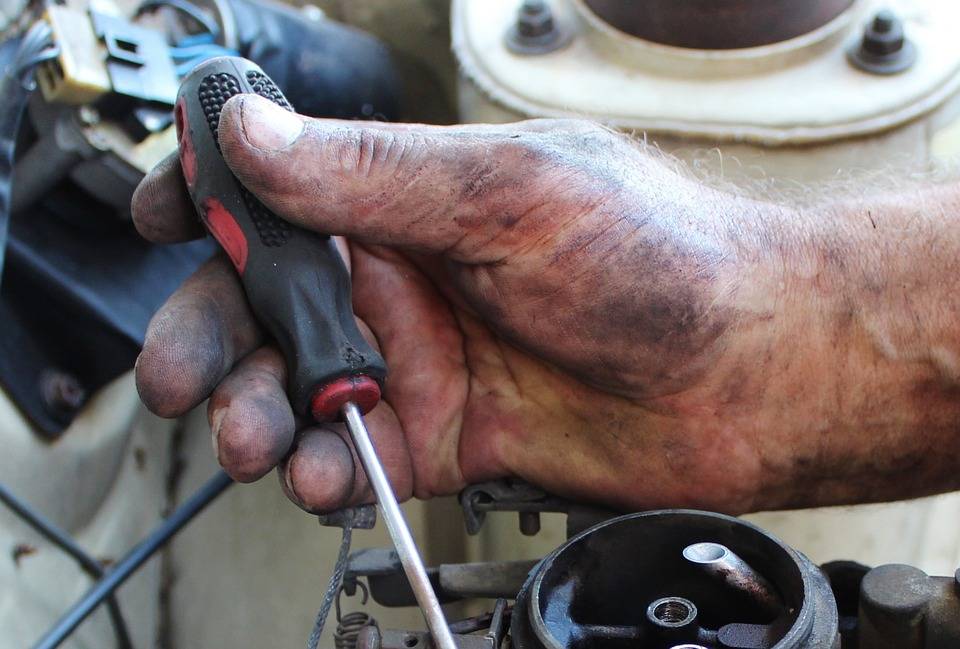 Revelan los riesgos laborales en el mantenimiento de automóviles