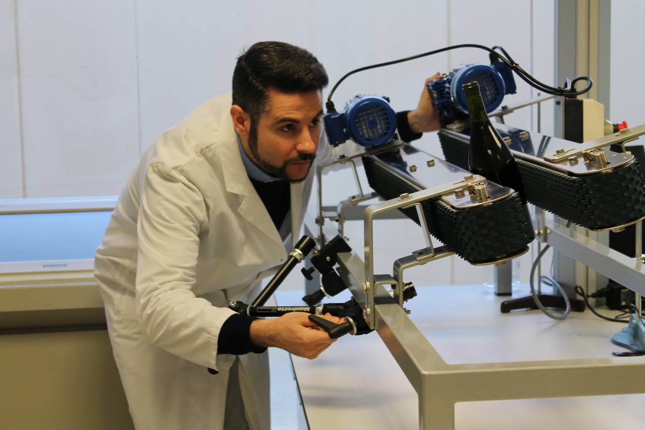 Técnico de AINIA junto con el sistema de visión penetrante NIR 