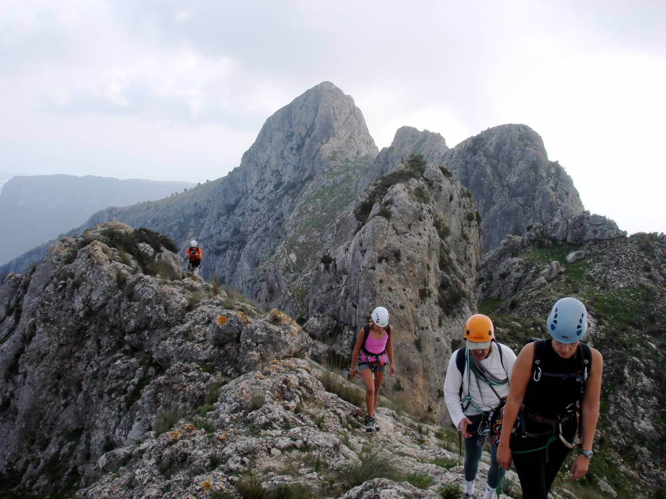 grupo de personas en una montaña